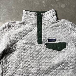 Patagonia Gray Quilted Pullover with Green Accents